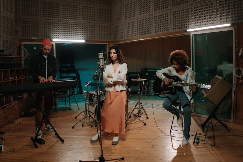 Músicos ensayando en sala profesional en Monterrey