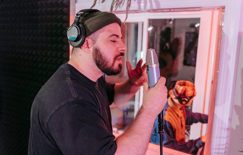 Cantante grabando voz en cabina profesional en Monterrey